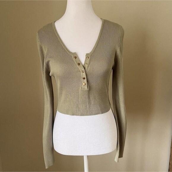 Women's Ribbed Henley Top Sz M Cropped Gold Button Long Sleeve Light Olive Green - Picture 1 of 6